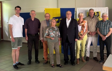 Die anwesenden Vorstandsmitglieder der Landesgruppe Niedersachsen der Landsmannschaft Schlesien nahmen den UdVA-Bundesvorsitzenden Egon Primas (im dunklen Anzug) in ihre Mitte