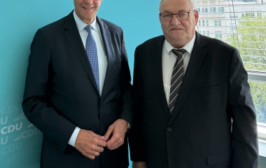 Bundeskanzler Friedrich Merz MdB mit UdVA-Bundesvorsitzenden Egon Primas