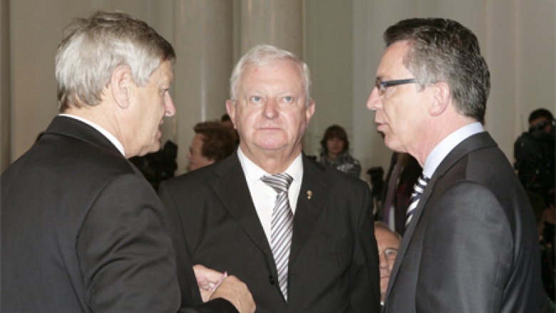 Helmut Sauer (Salzgitter) erörtert aktuelle Fragen der Vertriebenenpolitik mit dem Bundesminister des Innern Dr. Thomas de Maizière MdB und dem Präsident des Deutschen Roten Kreuzes Rudolf Seiters