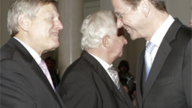 Der ehemalige Bundestagsabgeordnete Helmut Sauer bedankt sich für den Besuch des Ehrengastes, Vizekanzler und Bundesminister des Auswärtigen Dr. Guido Westerwelle MdB. 