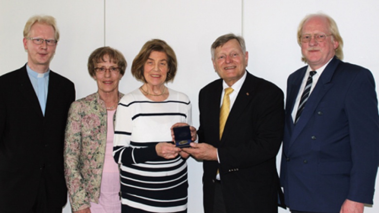 Helmut Sauer überreicht Evamaria Lellek die CDU-Dankesmedaille (v.l.n.r.: Pfarrer Oliver Lellek (Fallersleben), Anneliese Zachow, Evamaria Lellek, Helmut Sauer (Salzgitter), Gregor Lellek). Helmut Sauer überreicht Evamaria Lellek die CDU-Dankesmedaille (v.l.n.r.: Pfarrer Oliver Lellek (Fallersleben), Anneliese Zachow, Evamaria Lellek, Helmut Sauer (Salzgitter), Gregor Lellek).