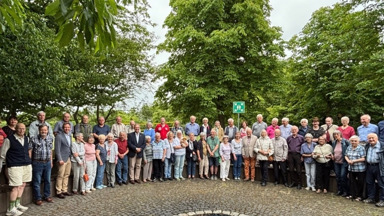 Die große Teilnehmergruppe im Garten des Veranstaltungsortes