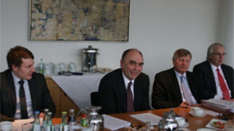 (v.r.n.l.) OMV-Hauptgeschäftsführer Klaus Schuck, Bundesvorsitzender Helmut Sauer, Parl. Staatsseketär Dr. Christoph Bergner MdB und Edwin Warkentin, Referent des Staatssekretärs Dr. Bergner