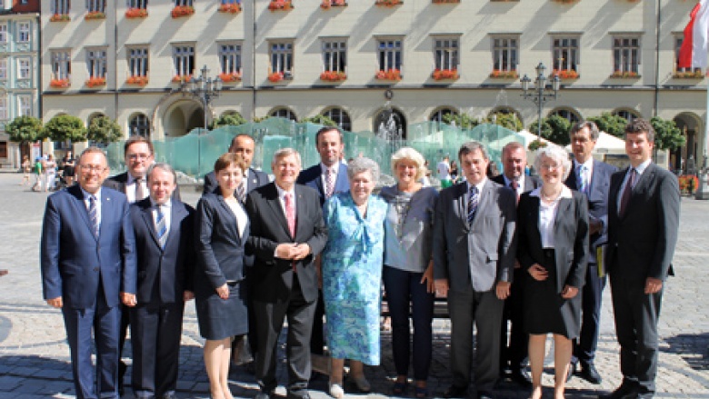 (v.l.n.r.): Abgeordneter Galla, Lippa, Gielzok, Donath-Kaziura, Dzumla, Sauer, Bartek, Zajaczkowska, Staatsministerin Prof. Grütters MdB, Gaida, Grapatin, Generalkonsulin Wolbers, Lölke und von Samson-Himmelstjerna (v.l.n.r.): Abgeordneter Galla, Lippa, Gielzok, Donath-Kaziura, Dzumla, Sauer, Bartek, Zajaczkowska, Staatsministerin Prof. Grütters MdB, Gaida, Grapatin, Generalkonsulin Wolbers, Lölke und von Samson-Himmelstjerna
