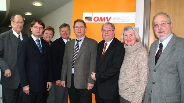 (v.l.n.r.) Dietrich Hoth (Hamburg), Prof. Dr. Michael Pietsch (Mainz), Iris Ripsam (Stuttgart), Helmut Sauer (Salzgitter), Dr. Ulrich Ringsdorf (Bayreuth), Jochen-Konrad Fromme MdB (Wolfenbüttel), Jutta Malla (Bremen), Manfred Balmes (Delmenhorst)