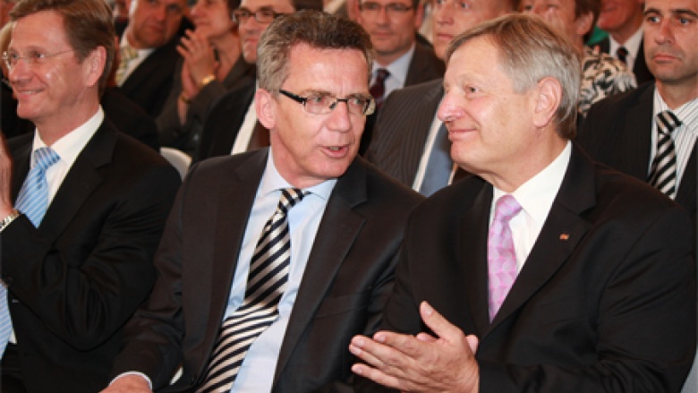 Thomas de Maizière mit Helmut Sauer  (Foto: Herbert Fischer)