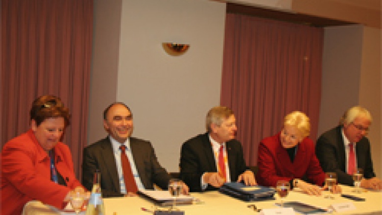 (v.l.n.r.): Iris Ripsam, StS Dr. Christoph Bergner MdB, Erika Steinbach MdB und OMV-Hauptgeschäftsführer Dipl.-Vw. Klaus Schuck.