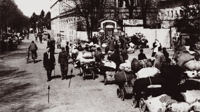 Gutsinspektor Alfons Sauer (linker Pfeil) und seine Ehefrau Florentine-Hedwig mit dem vier Monate alten Helmut und der zweijährigen Renate (rechter Pfeil) am 28. April 1946 Gutsinspektor Alfons Sauer (linker Pfeil) und seine Ehefrau Florentine-Hedwig mit dem vier Monate alten Helmut und der zweijährigen Renate (rechter Pfeil) am 28. April 1946