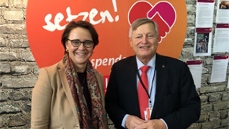 Helmut Sauer mit der Vorsitzenden der Frauen Union Annette Widmann-Mauz MdB am Stand der Frauen Union