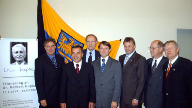 Bei der Ausstellungseröffnung in Görlitz: (v.l.n.r.) Dr. Markus Bauer, Volker Bandmann MdL, Dr. Klaus Schneider, Prof. Dr. Michael Pietsch Joachim Paulick, Georg Janovsky und Helmut Sauer 