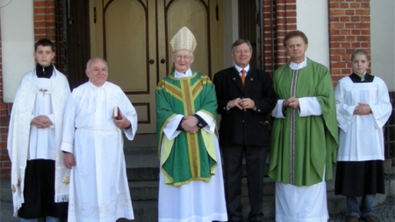 Das Foto zeigt Altabt Adalbert (Bildmitte), Helmut Sauer (3.v.r.) und Stadtpfarrer Günter Kurowski (St. Liebfrauen Ratibor, 2.v.r.) beim Besuch der Dominikanerkirche in Ratibor im Jahr 2008. Das Foto zeigt Altabt Adalbert (Bildmitte), Helmut Sauer (3.v.r.) und Stadtpfarrer Günter Kurowski (St. Liebfrauen Ratibor, 2.v.r.) beim Besuch der Dominikanerkirche in Ratibor im Jahr 2008.