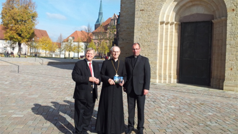 Pfarrer Christoph Lindner vor dem Hildesheimer Dom