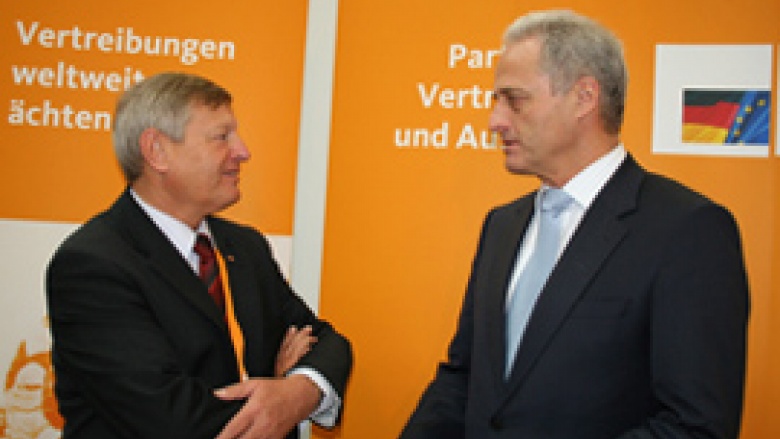 OMV-Bundesvorsitzender Helmut Sauer im Gespräch mit dem Vorsitzenden der CSU-Landesgruppe im Bundestag Dr. Peter Ramsauer MdB
