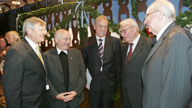 Das Bild zeigt (v.l.n.r.): Laudator Helmut Sauer (Salzgitter), Preisträger Großdechant Prälat Franz Jung (Münster), Bundesvorsitzender der LMS Rudi Pawelka (Leverkusen), Preisträger Pfarrer Dr. Christian-Erdmann Schott (Mainz), Laudator Dr. Hans-Ulrich Mi