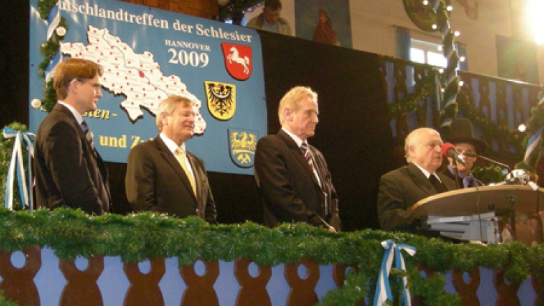 Das Bild zeigt (v.l.n.r.): Präsident der Schlesischen Landesvertretung Prof. Dr. Michael Pietsch (Mainz), Laudator Helmut Sauer (Salzgitter), Bundesvorsitzender der LMS Rudi Pawelka (Leverkusen), Preisträger Großdechant Prälat Franz Jung (Münster)