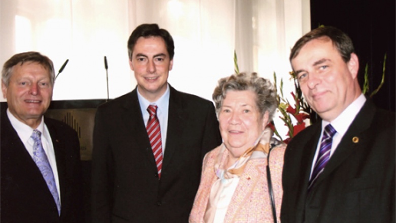 Unser Bild zeigt (v.l.n.r.): Helmut Sauer (Salzgitter), David McAllister MdL (Hannover), Renate Zajaczkowska (Breslau), und Bernard Gaida (Oppeln Unser Bild zeigt (v.l.n.r.): Helmut Sauer (Salzgitter), David McAllister MdL (Hannover), Renate Zajaczkowska (Breslau), und Bernard Gaida (Oppeln