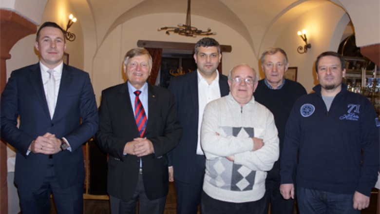 (v.l.n.r.) Bürgermeister Pawel Gancarz, Helmut Sauer (Salzgitter), Bürgermeister Marek Orzeszek, Pfarrer Marian Maluk, Dariusz Miernik und Michal Sikucinski (v.l.n.r.) Bürgermeister Pawel Gancarz, Helmut Sauer (Salzgitter), Bürgermeister Marek Orzeszek, Pfarrer Marian Maluk, Dariusz Miernik und Michal Sikucinski