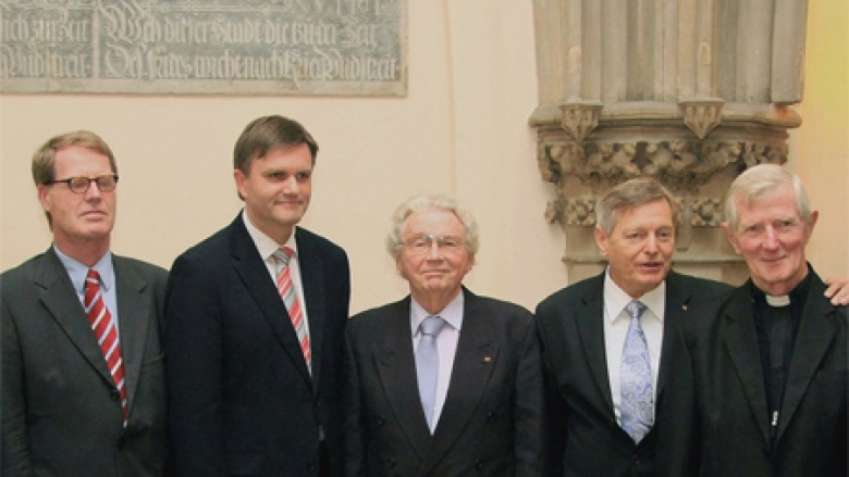 (v.l.n.r.) Generalkonsul Bernhard Brasack, Innenminister Uwe Schünemann MdL, Alt-Oberbürgermeister Rudolf Rückert (Salzgitter), den Sprecher der Schlesier Helmut Sauer (Salzgitter) und den Apostolischen Protonotar Paul Pyrchalla (Gleiwitz O/S). (v.l.n.r.) Generalkonsul Bernhard Brasack, Innenminister Uwe Schünemann MdL, Alt-Oberbürgermeister Rudolf Rückert (Salzgitter), den Sprecher der Schlesier Helmut Sauer (Salzgitter) und den Apostolischen Protonotar Paul Pyrchalla (Gleiwitz O/S).