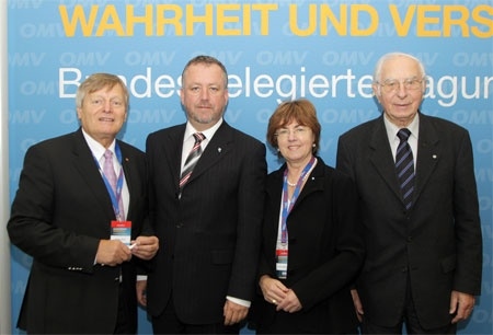 Helmut Sauer mit den bayerischen Delegierten (v.l. ) Helmut Sauer, Dr. Bernd Fabritius, Christa Matschl MdL und Dr. Sieghard Rost
