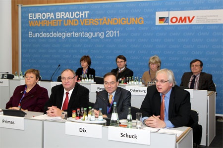 Tagungspräsidium (1. Reihe v.l.) Iris Ripsam, Egon Primas, Oliver Dix, Klaus Schuck (2. Reihe v.l.) Christa Matschl MdL, Prof. Michael Pietsch, Gudrun Osterburg, Rüdiger Goldmann