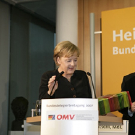 Mit einer Auswahl schlesischer Spezialitäten dankt der Bundesvorsitzende Angela Merkel Mit einer Auswahl schlesischer Spezialitäten dankt der Bundesvorsitzende Angela Merkel