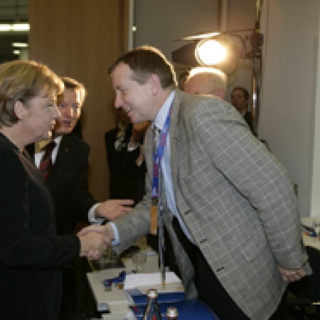 Bundeskanzlerin Angela Merkel begrüßt Peter Barton Bundeskanzlerin Angela Merkel begrüßt Peter Barton