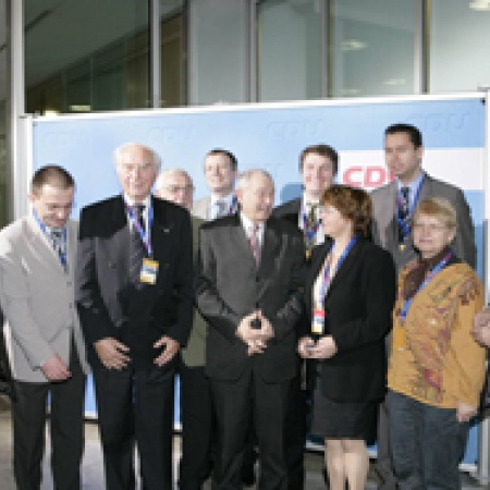 Der Bayerische Ministerpräsident mit Helmut Sauer und den Delegierten der UdV Bayern Der Bayerische Ministerpräsident mit Helmut Sauer und den Delegierten der UdV Bayern