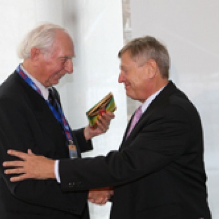 Ehrenmitglied Dr. Rost gratuliert Helmut Sauer zu 20 Jahren OMV-Bundesvorsitz Ehrenmitglied Dr. Rost gratuliert Helmut Sauer zu 20 Jahren OMV-Bundesvorsitz