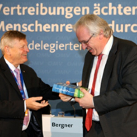 Helmut Sauer dankt Hauptgeschäftsführer Klaus Schuck Helmut Sauer dankt Hauptgeschäftsführer Klaus Schuck