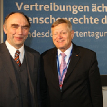Parlamentarischer Staatssekretär Dr. Christoph Bergner mit Helmut Sauer Parlamentarischer Staatssekretär Dr. Christoph Bergner mit Helmut Sauer