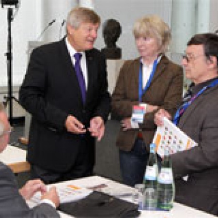 Helmut Sauer im Gespräch mit seinen Stellvertretern