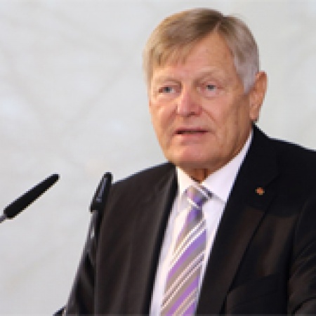 Helmut Sauer bei seinem Bericht