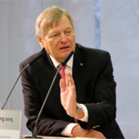 Helmut Sauer bei seinem Bericht