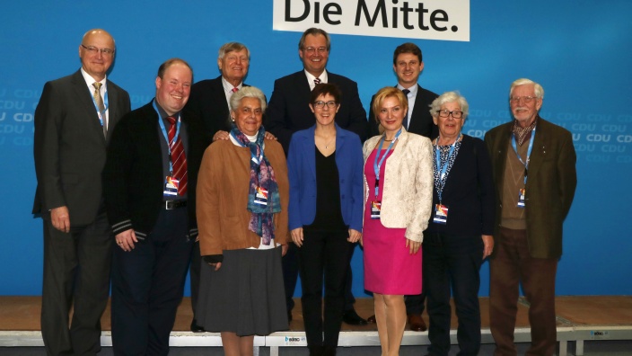 Gruppenfoto der niedersächsischen Delegierten mit Annegret Kramp-Karrenbauer