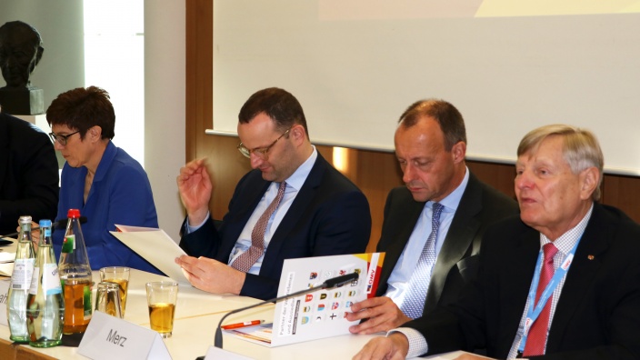 Podium mit Kandidaten