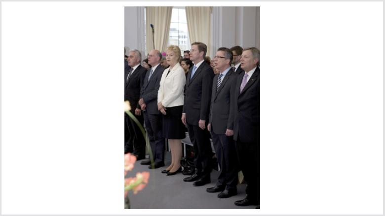 Die Gäste beschließen den Festakt mit dem Singen der Nationalhymne (v.l.n.r.: Heribert Rech, Norbert Lammert, Erika Steinbach, Guido Westerwelle, Thomas de Maizière und Helmut Sauer). 