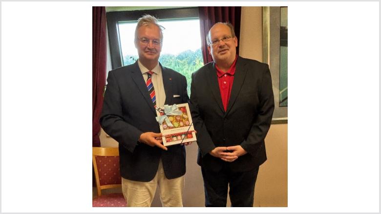 Der neu gewählte Landesvorsitzende Dr. Oliver Repkow schenkte Heiko Schmelzle als Dankeschön für seinen Vortrag eine Packung Lübecker Marzipan und traf damit voll ins Schwarze.