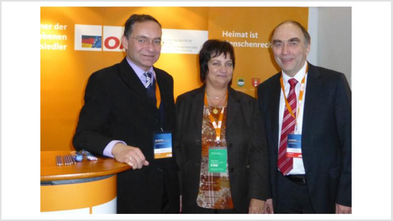 (v.l.n.r.) Oliver Dix, BdV-Landesvorsitzender Niedersachsen, Iris Schumann, OMV-Bundesgeschäftsstelle mit dem Parlamentarischen Staatssekretär Dr. Christoph Bergner MdB,  Beauftragter der Bundesregierung für Aussiedlerfragen und nationale Minderheiten 