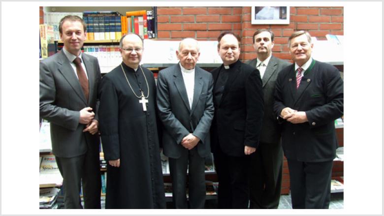 (v.l.n.r.) Norbert Rasch, Bischof Prof. Dr. Andreas Czaja (Oppeln), Prälat Wolfgang Globisch, Pfarrer Dr. Peter Tarlinski (Oppeln), Bernard Gaida, Helmut Sauer