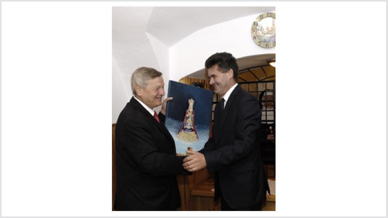 Landrat Roman Fester überreicht Helmut Sauer ein Bildnis der Muttergottes von Wartha.