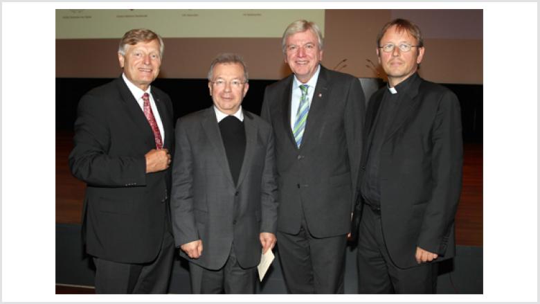 Beim Tag der Heimat in Berlin im Gespräch (v.l.): Helmut Sauer (Salzgitter), Dr. Joachim Giela, Volker Bouffier und Dr. Karl Jüsten