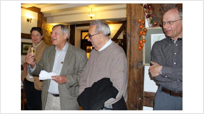 Bei der Übergabe des Heimatstempels (v.l.n.r.): Frau Walzik, Helmut Sauer, Ehrenvorsitzender Johannes Walzik und der Heimatsprecher für Frankenstein Christoph Müller Bei der Übergabe des Heimatstempels (v.l.n.r.): Frau Walzik, Helmut Sauer, Ehrenvorsitzender Johannes Walzik und der Heimatsprecher für Frankenstein Christoph Müller