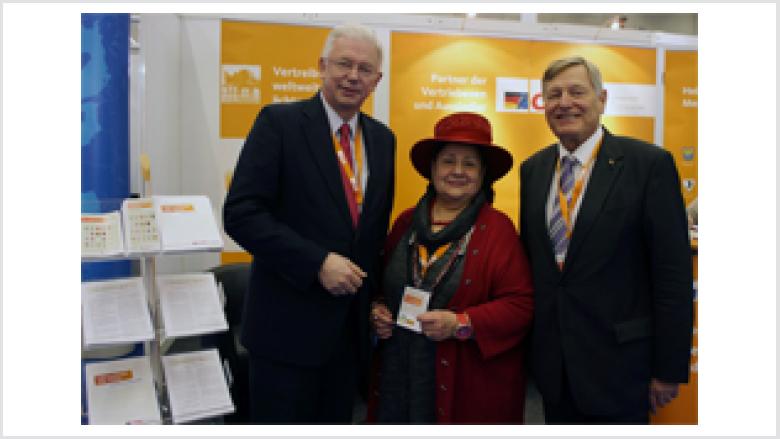 Ministerpräsident a.D. Roland Koch, Svetlana Paschenko, Landsmannschaft der Deutschen aus Russland, mit Helmut Sauer