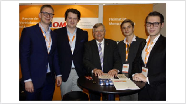 Vertreter des RCDS, der Jungen Union und der Schülerunion mit Helmut Sauer am Stand der OMV