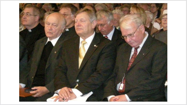 Das Bild zeigt (v.l.n.r.): Konsistorialdekan der Visitatur Breslau Prof. Dr. Dr. Dr. Hubertus Drobner (Paderborn), Preisträger Großdechant Prälat Franz Jung (Münster), Laudator Helmut Sauer (Salzgitter), Preisträger Pfarrer Dr. Christian-Erdmann Schott (M