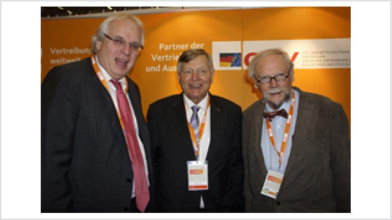 OMV-Hauptgeschäftsführer Klaus Schuck mit Helmut Sauer und Manfred Lietzow, OMV-Landesvorsitzender Schleswig-Holstein