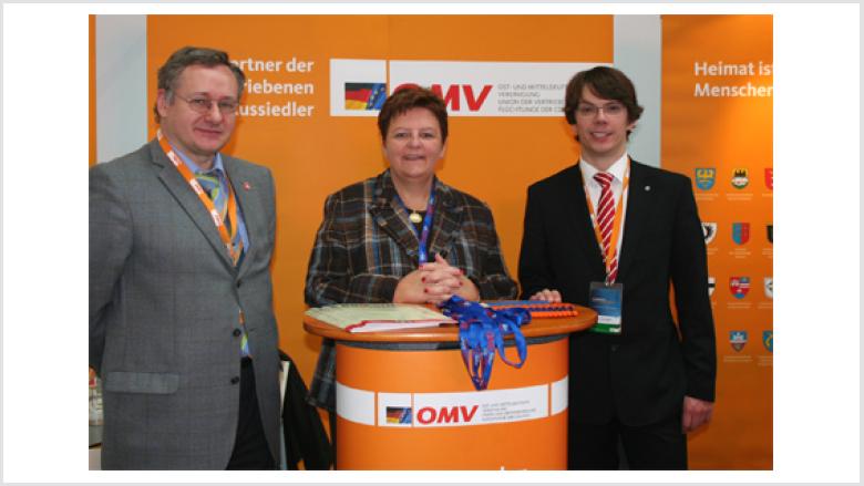 Aus Stuttgart angereist war die Landesvorsitzende der Union der Vertriebenen und Flüchtlinge (UdVF) in Baden-Württemberg Iris Ripsam (auf dem Bild mit Christoph Kapteina und Marc-Pawel Halatsch).